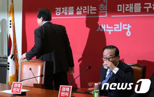 '김무성 이한구' '김무성 서청원' 새누리당의 공천 룰 갈등이 격화되고 있는 가운데 18일 서울 여의도 국회에서 열린 새누리당 최고위원회의에서 김무성 대표(왼쪽)가 서청원 최고위원과 언쟁을 벌인 뒤 회의장을 떠나고 있다. /사진=뉴스1