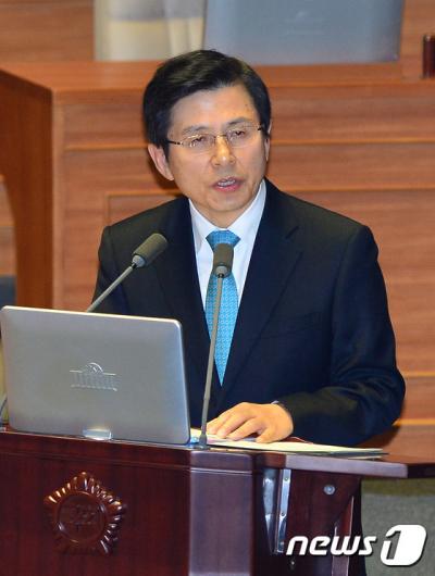 '김광진 국회의원' '황교안 사드' 황교안 국무총리가 18일 서울 여의도 국회에서 열린 본회의에서 비경제분야 대정부질문에 답변하고 있다. /사진=뉴스1