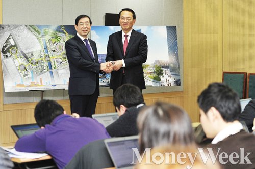 박원순 서울특별시장과 김용환 현대자동차 부회장이 서울 중구 세종대로 서울시청 브리핑룸에서 ‘현대차 GBC 부지사전 협상결과 관련 기자회견’을 가졌다. /사진=임한별 기자