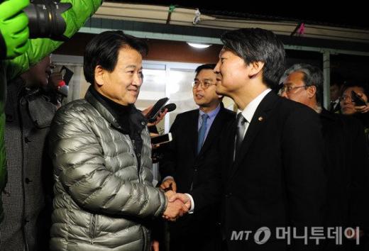 '안철수 정동영' 안철수 국민의당 상임 공동대표(오른쪽)가 지난 18일 오후 전북 순창군 복흥면 정동영 전 의원의 임시거처를 방문해 이야기를 나눈 뒤 악수를 하고 있다. /사진=머니투데이