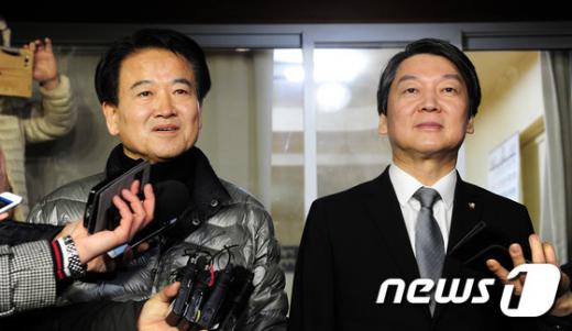 안철수 국민의당 상임 공동대표(오른쪽)가 지난 18일 오후 전북 순창군 복흥면 정동영 전 의원의 임시거처를 방문해 이야기를 나눈 후 기자들의 질문에 답변을 하고 있다. /사진=뉴스1 김대웅 기자