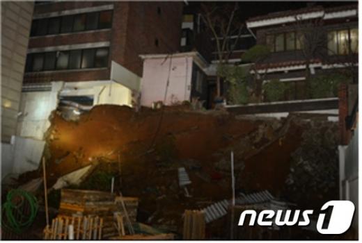 '상도동 사고' 지난 18일 저녁 8시26분쯤 서울 동작구 상도1동의 한 주택 공사장 옹벽이 무너져 인근 주민들이 대피하는 소동이 벌어졌다. /사진=뉴스1(서울 동작소방서 제공)