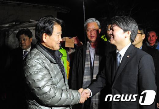 '박지원 권노갑' '안철수 정동영' 국민의당 안철수 상임 공동대표(오른쪽)가 18일 전북 순창군 복흥면 정동영 전 통일부 장관의 임시거처를 방문해 인사를 나누고 있다. /사진=뉴스1