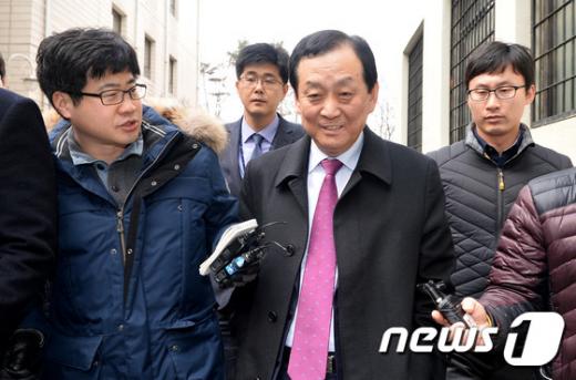'하남시장 이교범' 이교범 하남시장이 18일 오후 경기도 수원시 영통구 수원지방법원에 출석하고 있다. /사진=뉴스1