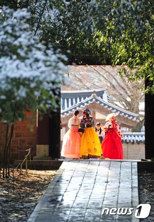 전북 전주시 한옥마을에서 한복을 입은 관광객들이 경기전을 둘러보고 있다. /사진=뉴스1