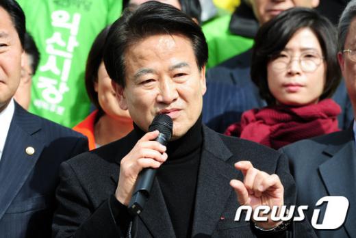 정동영 전 의원이 19일 오전 전북 순창군 복흥면 답동리 마을회관 앞에서 거취에 관한 최종 입장을 표명하고 있다. /사진=뉴스1