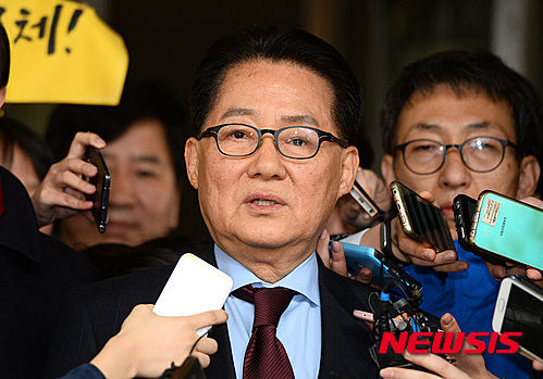 저축은행에서 금품을 받은 혐의로 재판에 넘겨진 무소속 박지원 의원이 지난 18일 오후 서울 서초구 대법원에서 무죄 취지의 파기환송 판결을 받은 후 법정을 나서던 중 취재진의 질문에 답하고 있다. /사진=뉴시스