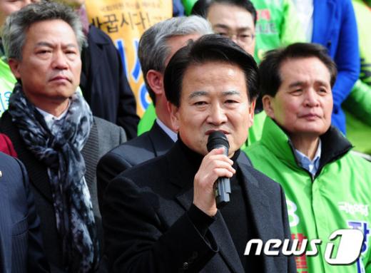정동영 전 의원이 지난 19일 오전 전북 순창군 복흥면 답동리 마을회관 앞에서 거취에 관한 최종 입장을 표명하고 있다. /사진=뉴스1