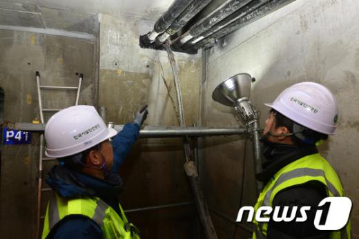 지난 21일 오후 서울 내부순환로 정릉천 고가교 내부에서 서울시 관계자들이 끊어진 케이블을 살펴보고 있다. /사진=뉴스1