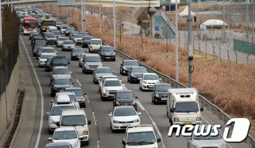 '내부순환로 통제' '정릉고가천' 서울 정릉천 고가도로 구간의 일부 교량에 안전 결함이 발견돼 내부순환로가 전면통제된 22일 내부간선로 우회차량들이 몰려든 서울 동부간선도로가 극심한 정체를 빚고 있다. /사진=뉴스1