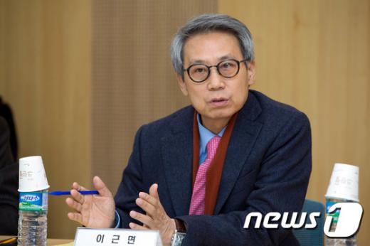 '공무원 수요일' 이근면 인사혁신처장. /자료사진=뉴스1