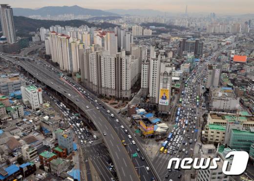 '내부순환도로 통제' 22일 통제 중인 내부순환도로는 텅 비어 있고, 우회하는 차량들로 종암로가 극심한 차량정체를 빚고 있다. /사진=뉴스1
