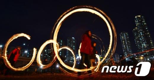 정월 대보름을 앞두고 지난 21일 서울 영등포구 오목교 부근 안양천 둔치에서 열린 '정월대보름 맞이 민속놀이 축제'에 참가한 시민들이 쥐불놀이를 즐기고 있다. /사진=뉴스1