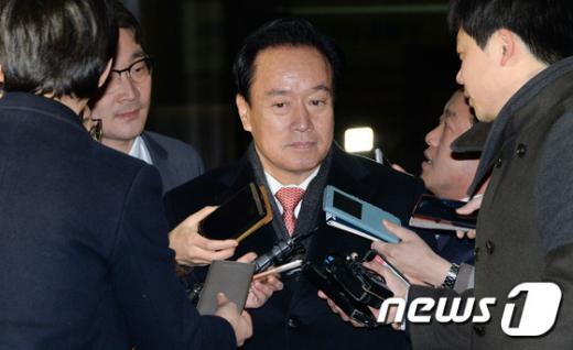 포스코 비리에 연루된 의혹을 받고 있는 새누리당 이병석 의원이 지난달 30일 새벽 피의자 신분으로 조사를 마친 뒤 서울 서초동 서울중앙지검을 나서며 취재진의 질의에 답하고 있다. /사진=뉴스1