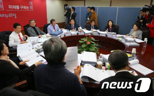 새누리당 20대 총선 예비후보 공천 면접 사흘째인 지난 22일 서울 여의도 당사에서 이한구 공천관리위원장을 비롯한 위원들이 면접을 준비하고 있다. /사진=뉴스1