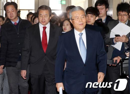 '선거구 획정' 더불어민주당 김종인 비대위원장(오른쪽)과 새누리당 김무성 대표가 23일 국회의장실에서 정의화 국회의장 주재 여야 대표 회동을 마친 뒤 의장실을 나서고 있다. /사진=뉴스1