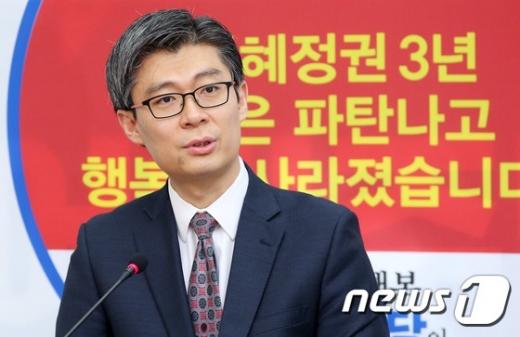 '더민주 입당' 더불어민주당에 입당한 조정훈 세계은행 우즈베키스탄 대표가 23일 서울 여의도 국회에서 열린 입당 기자회견에서 포부를 밝히고 있다. /사진=뉴스1