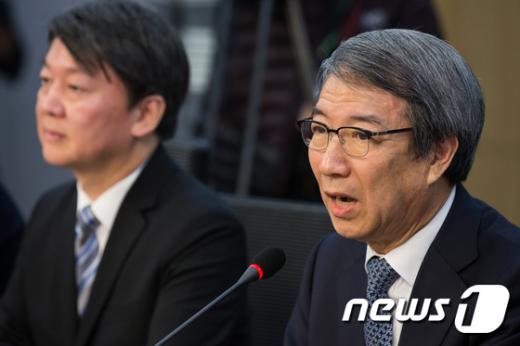 '정운찬' '정운찬 국민의당' 정운찬 전 국무총리(오른쪽)가 23일 서울 여의도 의원회관에서 열린 국민의당 주최 특별강연에서 '동반성장과 한국경제'를 주제로 강연하고 있다. 왼쪽은 안철수 국민의당 상임공동대표. /사진=뉴스1