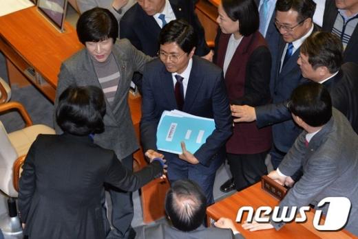 김광진 더불어민주당 의원이 지난 24일 테러방지법 처리를 막기 위해 무제한 토론(필리버스터)에 첫 번째 토론자로 나서 5시간32분 동안 발언을 마치고 의원들의 격려를 받고 있다. /사진=뉴스1 송원영 기자