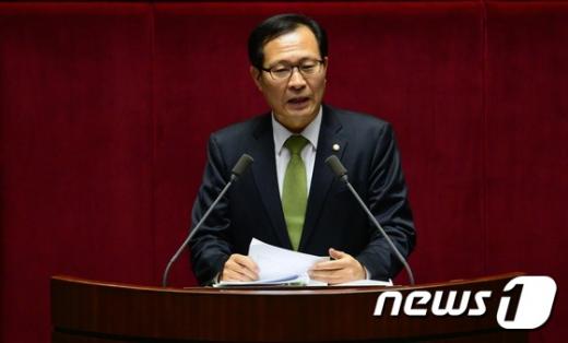 문병호 국민의당 의원이 24일 새벽 국회 본회의장에서 테러방지법의 본회의 의결을 막기 위한 무제한토론을 하고 있다. /사진=뉴스1 송원영 기자