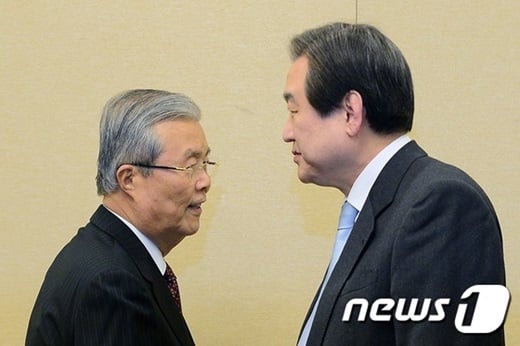 김종인 더불어민주당 비상대책위원회 대표(왼쪽)와 김무성 새누리당 대표가 22일 오후 서울 영등포구 여의도 국회의사당 의원식당에서 여야 4+4회동을 앞두고 악수를 한 뒤 지나치고 있다. /사진=뉴스1