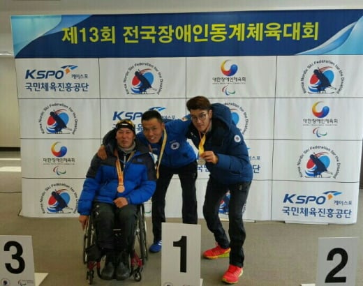 창성건설 장애인노르딕스키팀 신의현(가운데) 선수가 제13회 전국장애인동계체육대회에서 금메달을 목에 걸고 있다. 사진제공=창성건설