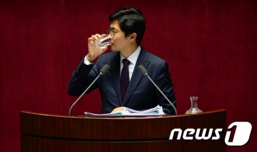 '김광진 국회의원' 더불어민주당 김광진 의원이 24일 새벽 테러방지법 처리를 막기 위해 무제한 토론(필리버스터)에 첫번째 토론자로 나서 발언 도중 물을 마시고 있다. /사진=뉴스1