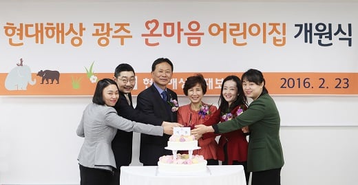 (왼쪽부터) 학부모 대표 박현주 대리, 홍석규 건축가, 이철영 대표이사, 푸르니 보육재단 김온기 대표, 온마음 어린이집 곽선영 원장, 학부모 대표 오미선 사원 ./사진=현대해상