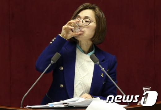 24일 오전 서울 여의도 국회에서 더불어민주당 은수미 의원이 필리버스터 진행을 하던 중 물을 마시고 있다. /사진=뉴스1