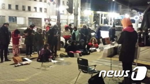 '시민 필리버스터' '김광진 국회의원' 시민단체 회원들이 24일 새벽 서울 여의도 국회 앞에서 '시민 필리버스터'를 진행하고 있다. /사진=뉴스1