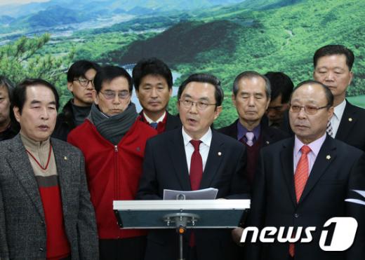 새누리당 경대수 의원이 24일 괴산군청에서 기자회견을 열어 여야가 합의한 지역구 획정기준의 문제점을 비판하며 철회를 요구하고 있다. /사진=뉴스1