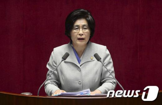 유승희 더불어민주당 의원이 지난 24일 오후 10시20분부터 25일 오전 3시40분까지 5시간20분 동안 국회 본회의장에서 테러방지법의 본회의 의결을 막기 위한 필리버스(무제한 토론을 통한 합법적 의사진행 방해)를 진행했다. /사진=뉴스1 신웅수 기자