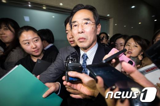 더불어민주당 홍창선 공천관리위원장이 24일 서울 여의도 국회 정론관에서 기자회견을 열고 20대 총선 출마에서 배제하는 '20% 물갈이(컷오프)' 대상 현역의원이 모두 10명이라고 밝힌 후 취재진의 질문을 받으며 정론관을 나서고 있다. /사진=뉴스1