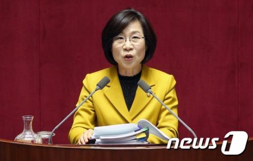 김제남 정의당 의원이 25일 서울 여의도 국회 본회의장에서 테러방지법 본회의 의결을 막기 위한 필리버스터(무제한 토론을 통한 합법적 의사진행 방해)를 하고 있다. /사진=뉴스1 오대일 기자