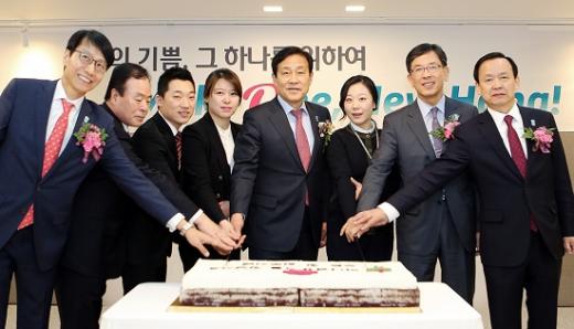 하나금융그룹은 26일 서울 강남구 역삼동 소재 '하나금융그룹 강남사옥(구 그레이스타워)'에서 하나금융그룹 임직원들이 함께한 가운데 하나캐피탈, 하나저축은행, 하나자산신탁 등 3개사의 입주 기념식을 가졌다고 밝혔다. (사진 왼쪽부터)이창희 하나자산신탁 사장, 차문현 하나자산운용 사장, 김정태 하나금융그룹 회장, 정수진 하나저축은행 대표, 추진호 하나캐피탈 사장/사진=하나금융그룹