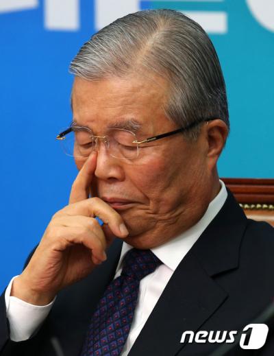더불어민주당 김종인 비대위원장이 2일 오전 서울 여의도 국회에서 열린 비상대책위원회의에서 생각에 잠겨 있다. /사진=뉴스1