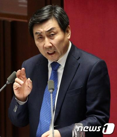 필리버스터 마지막 주자인 더불어민주당 이종걸 원내대표가 2일 오전 서울 여의도 국회 본회의장에서 테러방지법 수정을 요구하는 무제한 토론을 하고 있다. /사진=뉴스1