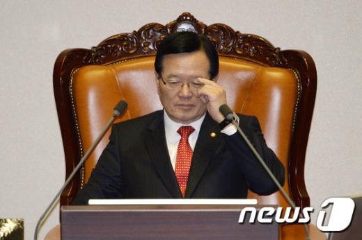 정의화 국회의장이 지난 1일 오후 서울 여의도 국회 본회의장에서 더민주 임수경 의원의 필리버스터(무제한토론)를 듣고 있다. /자료사진=뉴스1