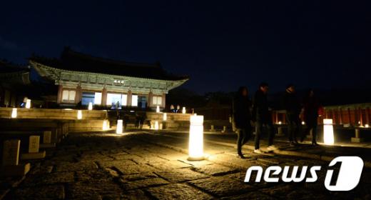 고궁 야간개장 첫날인 지난 1일 관람객들이 창경궁을 둘러보고 있다. /사진=뉴스1