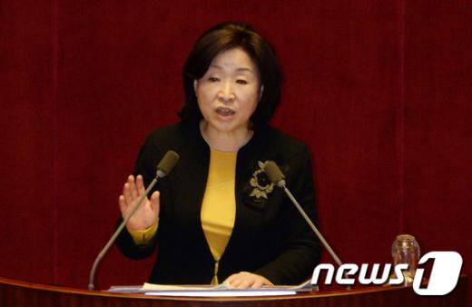 정의당 심상정 대표가 2일 오전 서울 여의도 국회 본회의장에서 테러방지법 수정을 요구하는 필리버스터(무제한 토론)를 진행하고 있다. /사진=뉴스1