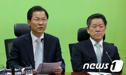 국민의당 천정배 공동대표(왼쪽)가 2일 오전 서울 여의도 국회 의원회관에서 열린 최고위원회의에서 모두발언을 하고 있다. 오른쪽은 주승용 원내대표. /사진=뉴스1