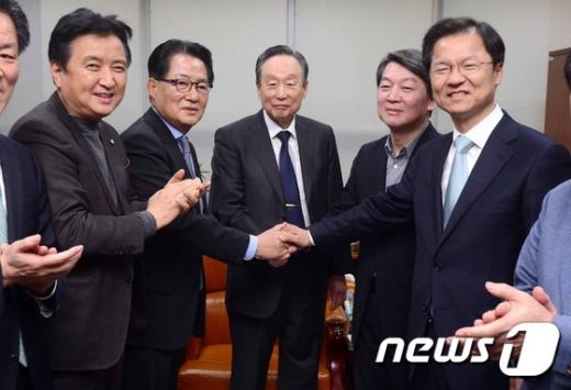 국민의당 안철수 공동대표(오른쪽 2번째), 천정배 공동대표(맨 오른쪽)가 지난 2일 국회 의원회관 박지원 의원 집무실을 방문해 박 의원과 회동 전 악수를 나누고 있다. /사진=뉴스1 박지혜 기자