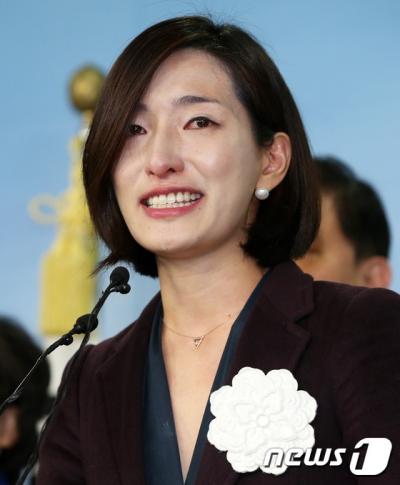 더불어민주당 청년 비례대표 후보 김빈 디자이너(본명 김현빈)가 3일 서울 여의도 국회 정론관에서 열린 출마 기자회견에서 눈물을 흘리며 포부를 밝히고 있다. /사진=뉴스1