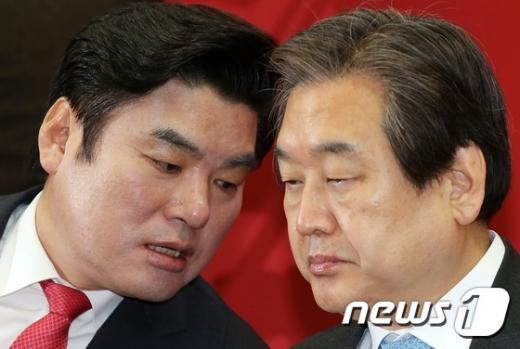새누리당 김무성 대표(오른쪽)와 원유철 원내대표가 3일 서울 여의도 국회에서 열린 최고위원회의에서 대화를 나누고 있다. /사진=뉴스1