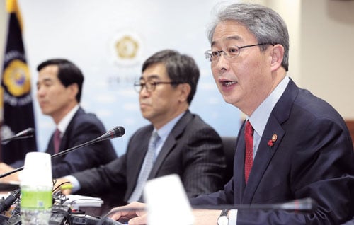임종룡 금융위원장이 1월6일 대부업정책협의회에 참석, 법정한도금리 인하 필요성에 대해 발언하고 있다. /사진=머니투데이 홍봉진 기자 