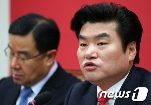 새누리당 원유철 원내대표(오른쪽)가 4일 서울 여의도 국회에서 열린 원내대책회의에서 모두발언을 하고 있다. /사진=뉴스1