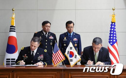 류제승 국방부 정책실장(오른쪽)과 토마스 밴달 주한미군사령부 참모장이 4일 오전 국방부에서 주한미군의 사드 배치를 협의하기 위한 한미 공동실무단 구성 관련약정에 서명하고 있다. /사진=뉴스1(국방부 제공)