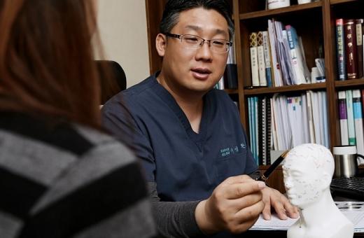 [이성환의 여성탈모치료] 스트레스성 탈모로 꼽히는 '원형탈모' 치료법은?