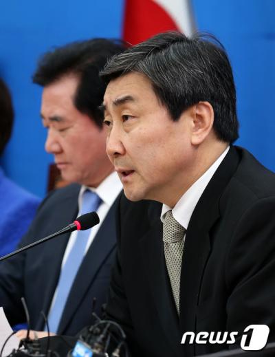 더불어민주당 이종걸 원내대표가 8일 오전 서울 여의도 국회에서 열린 원내대책회의에서 모두발언을 하고 있다. /사진=뉴스1