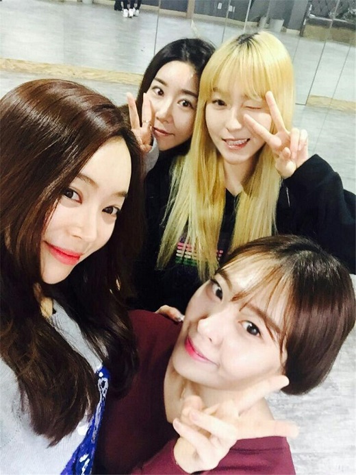그룹 오로라 멤버들 좌로부터 시계방향으로  윤희, 은율, 슬기, 유주 (사진제공- 화엔터테인먼트)